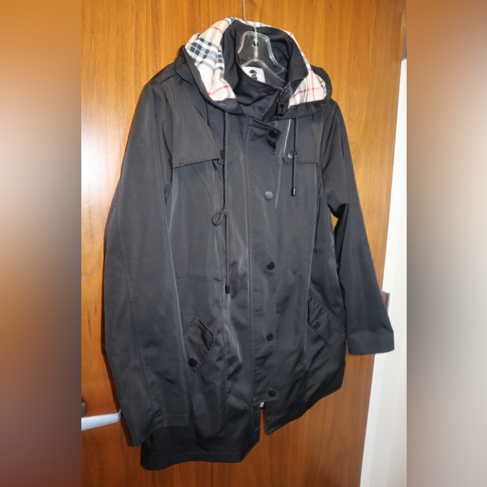 Elegant Black Hooded Trench Coat - Picture 3 of 4
